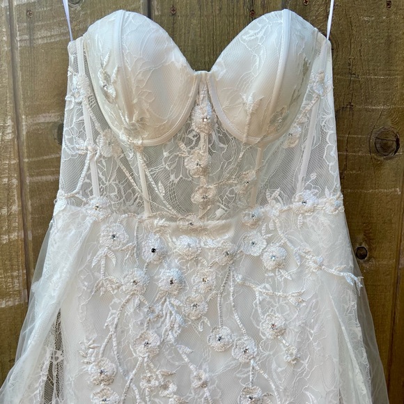 White Lace Bustier Embroidered Dress w/ Train 🤍 - Picture 2 of 15